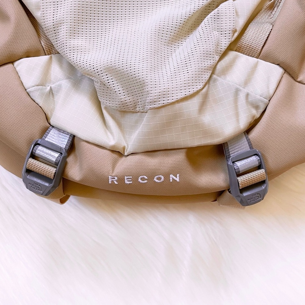 The North Face Women’s Recon 30 Liter Backpack - Picture 3 of 10